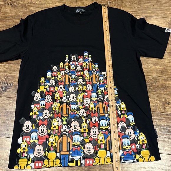 Disneyland Hong Kong size XL multi character short sleeve t-shirt - Picture 10 of 11